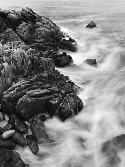 海浪悬崖的灰度摄影